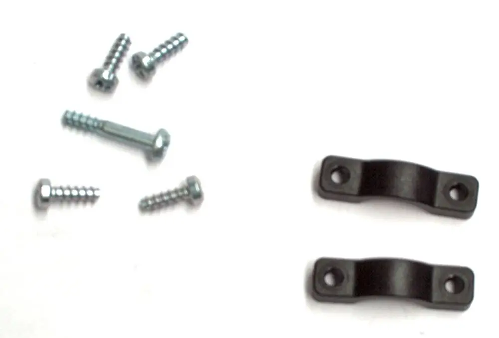Schrauben und Halterungen von Daikin, die als Zubehör für die Abdeckung einer HPSU compact dienen. Zwei schwarze Halter und mehrere Metall-Schrauben sind abgebildet.